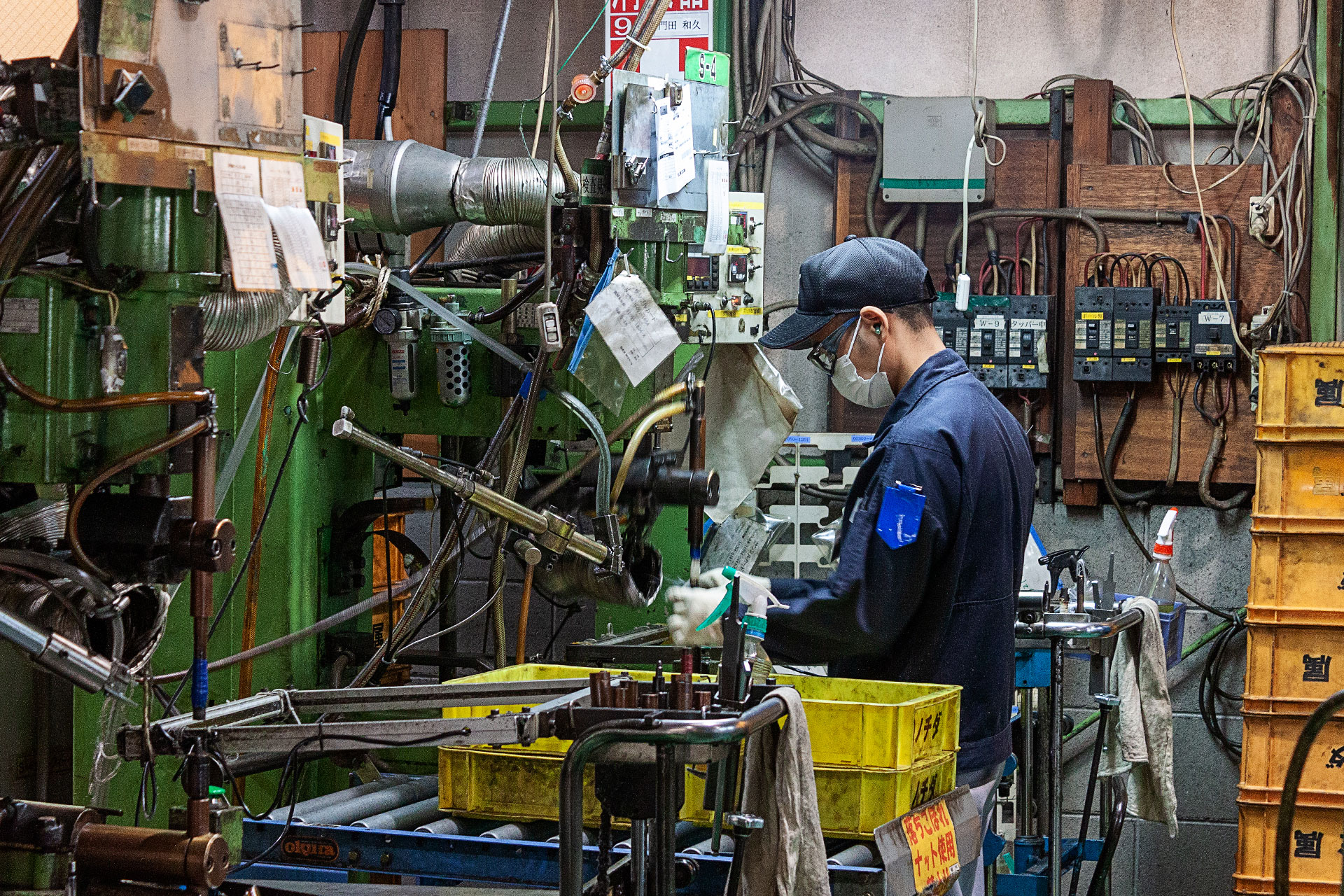 大阪事業部工場内でのスポット溶接の様子。金属品に電気を流し、その抵抗熱で金属を溶かすことで加工品と加工品を接合します。