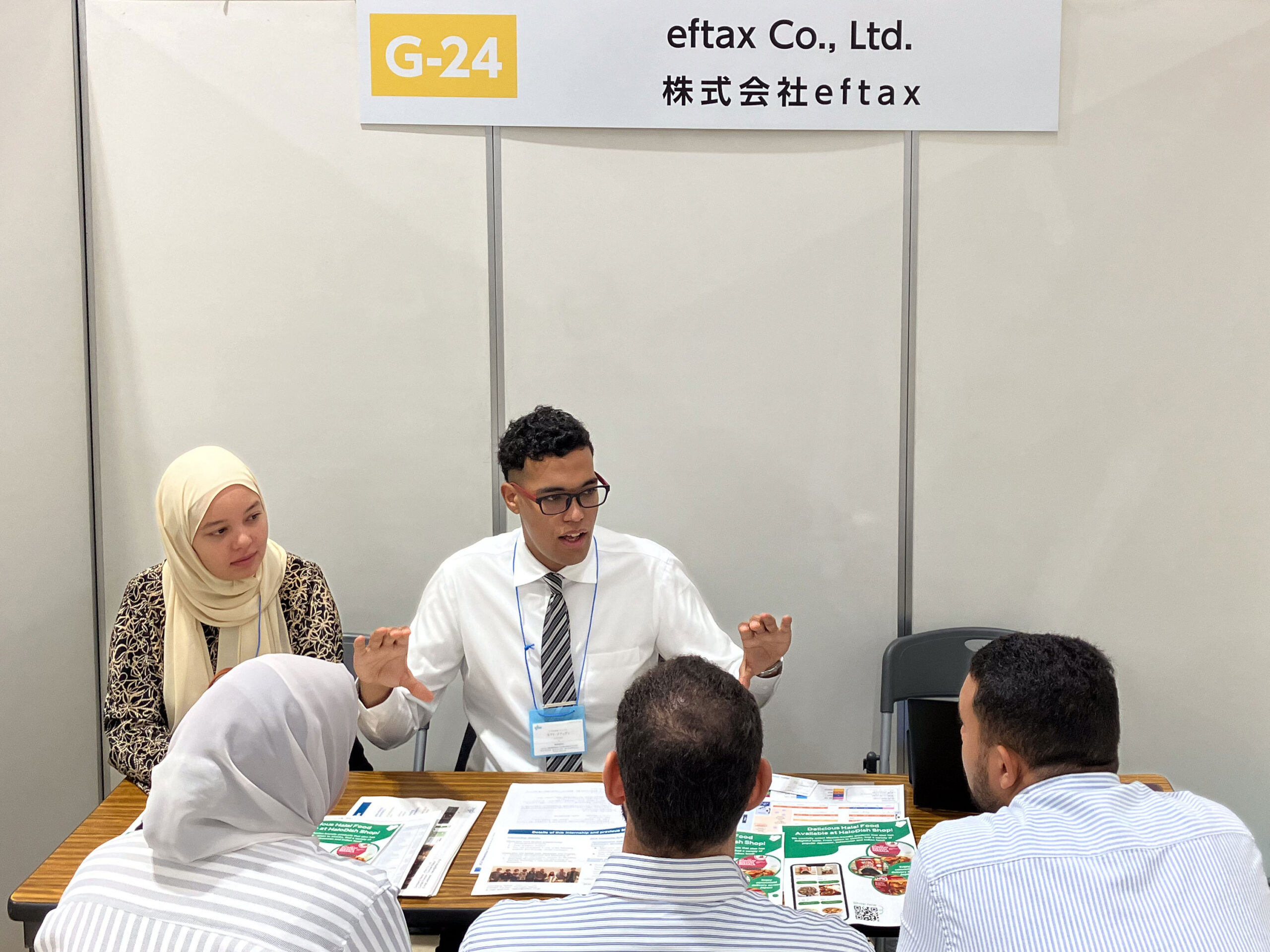 eftax Mouad and Omara interacting with JICA international students at the JICA Networking Fair Autumn 2024 booth